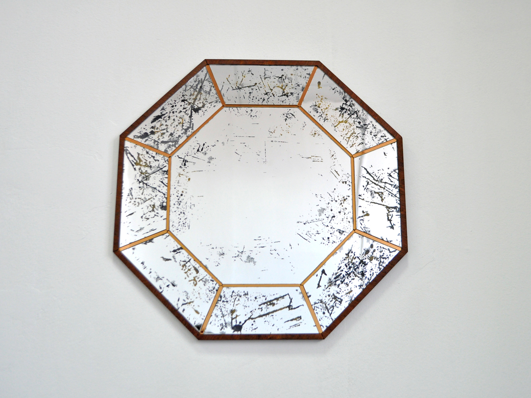 Восьмиугольник - декоративное состаренное зеркало из акрила в деревянной раме подвесное