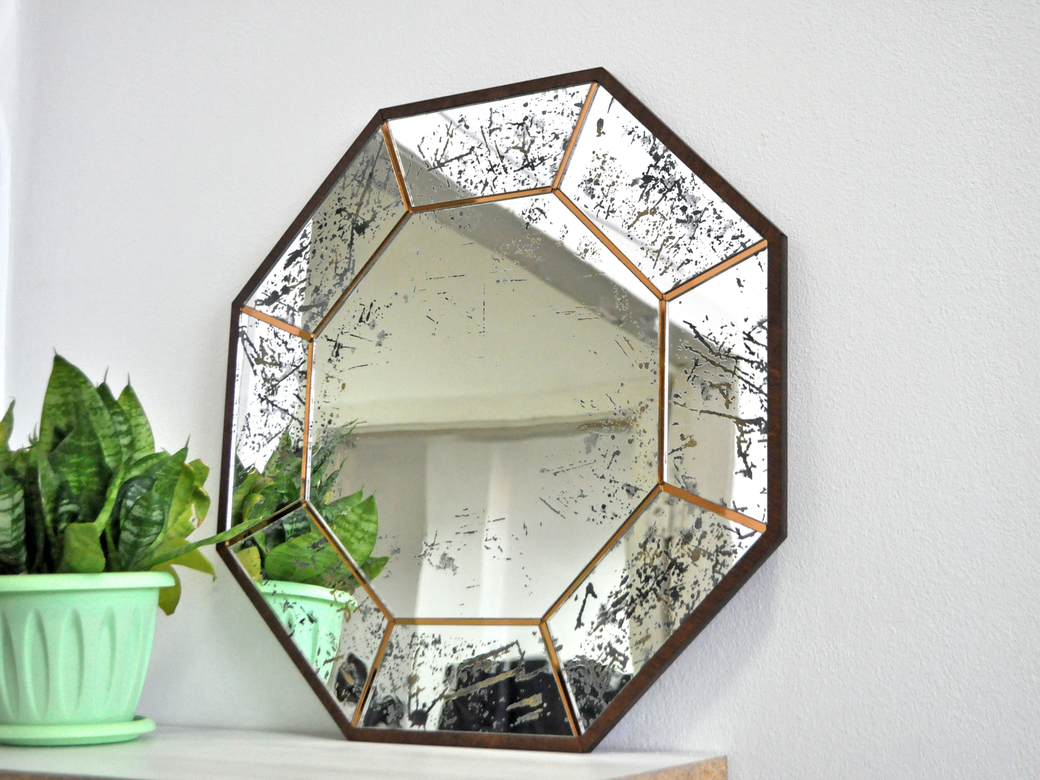 Восьмиугольник - декоративное состаренное зеркало из акрила в деревянной раме подвесное