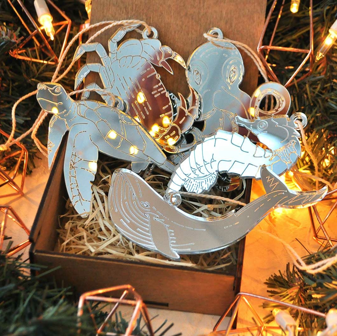 море внутри подарочный набор зеркальных елочных игрушек морская тема в деревянной коробочке