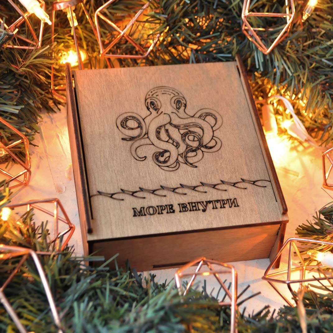 море внутри подарочный набор зеркальных елочных игрушек морская тема в деревянной коробочке