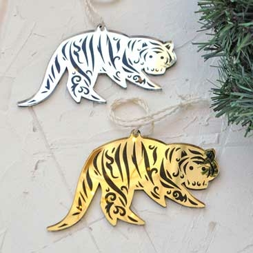 необычная ёлочная игрушка ручной работы зеркальный тигр с черными полосками