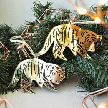 необычная ёлочная игрушка ручной работы зеркальный тигр с черными полосками