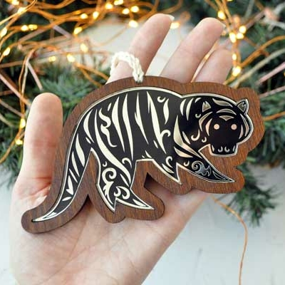 необычная ёлочная игрушка ручной работы зеркальный тигр в деревянной оправе