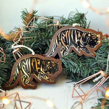 необычная ёлочная игрушка ручной работы зеркальный тигр в деревянной оправе