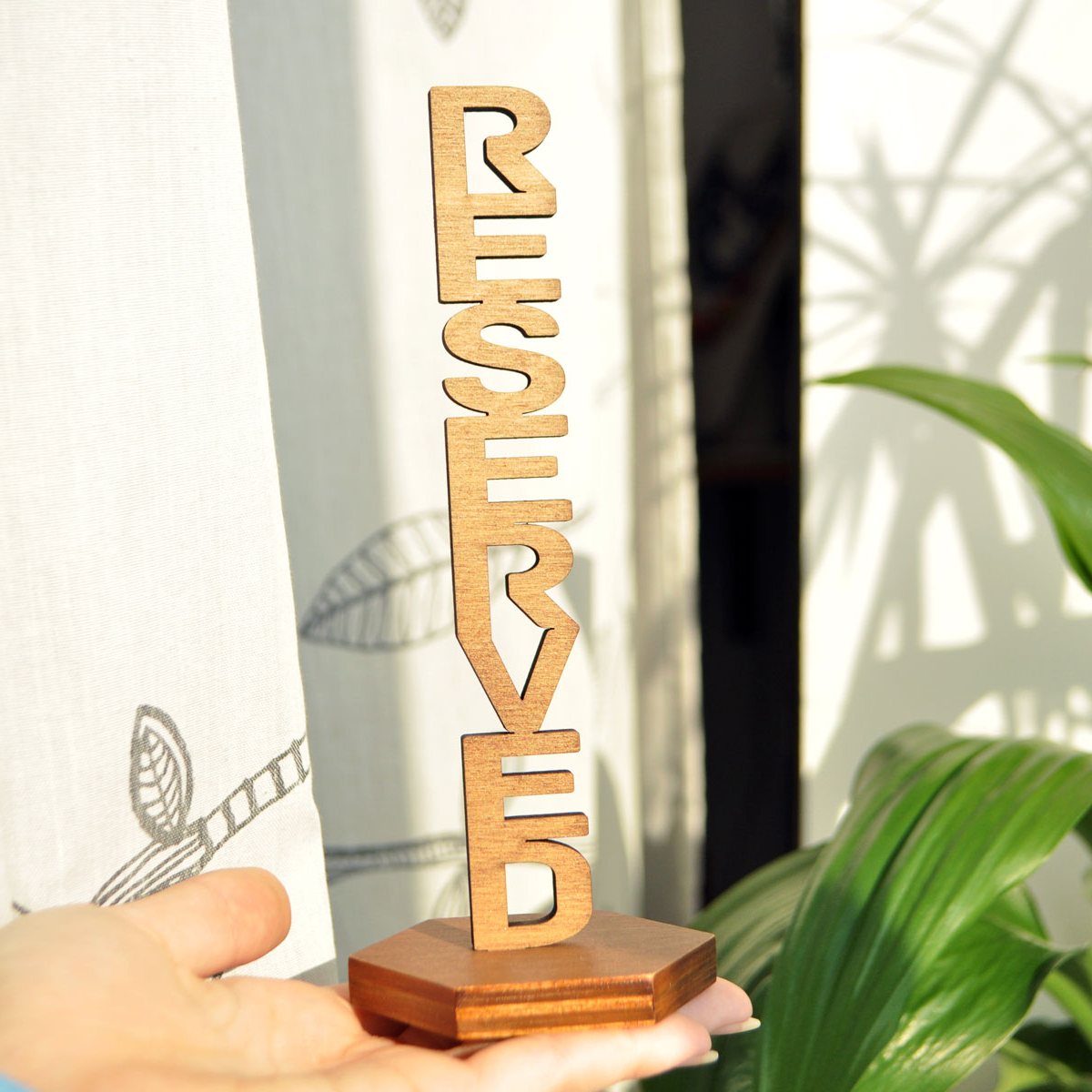 необычная резная  деревянная табличка резерва для кафе или ресторана купить или заказать