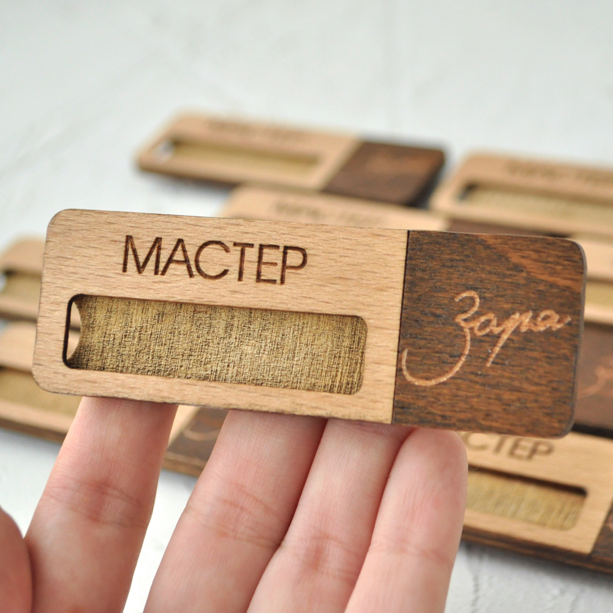 бейджи из дерева с гравировкой логотипа и окошком для имени купить или заказать с доставкой