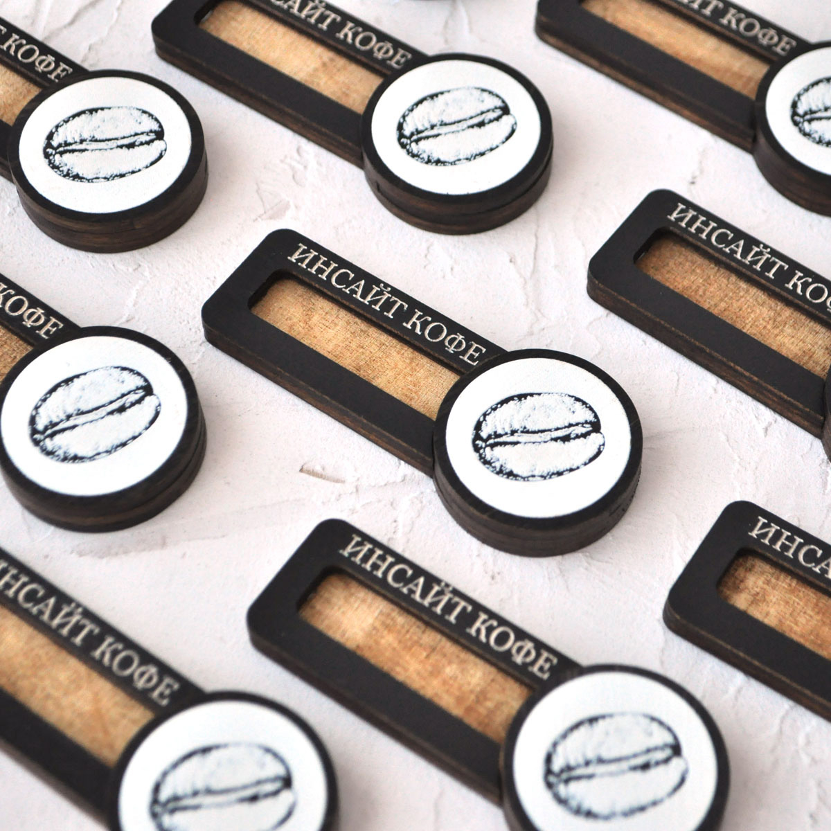 деревянные бейджи с окошком для имени и цветным логотипом купить или заказать с доставкой