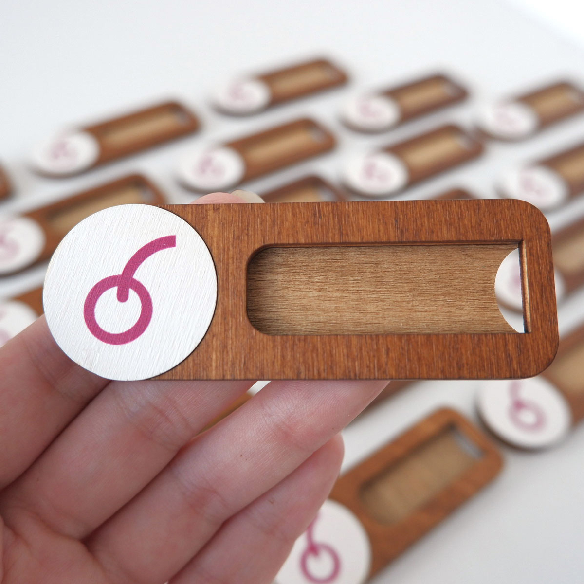 деревянные бейджи с окошком для имени и цветным логотипом купить или заказать с доставкой