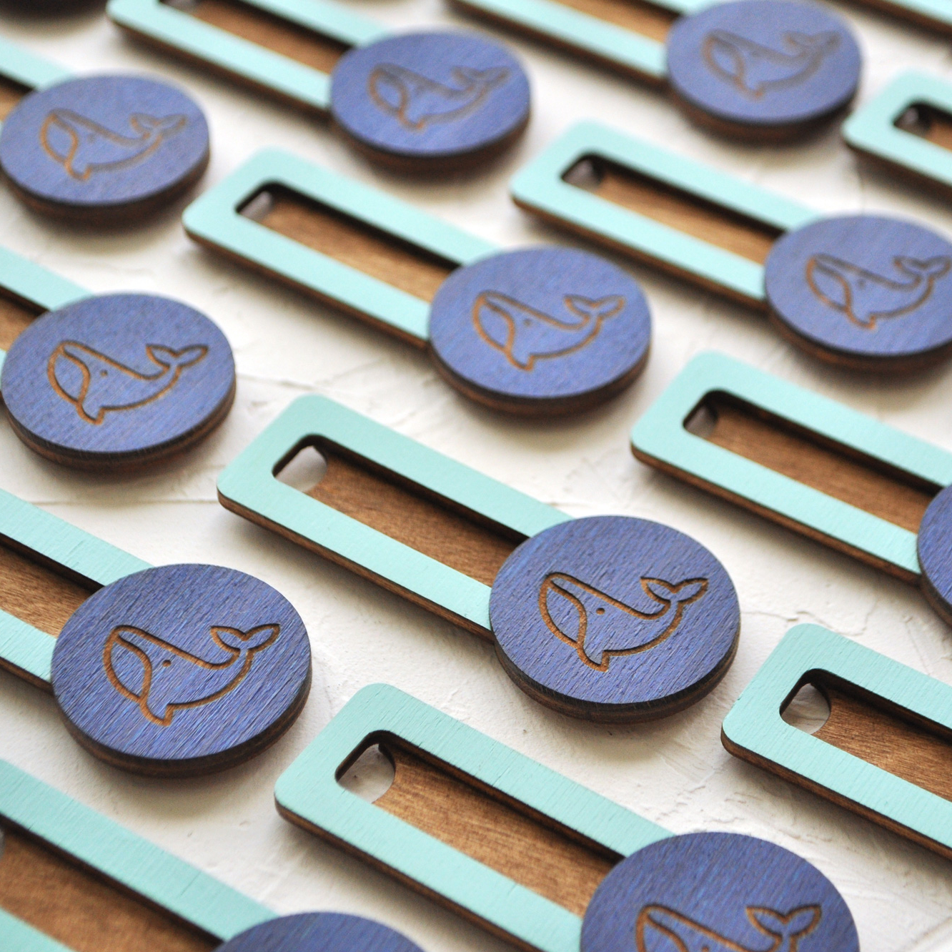 Бейдж деревянный с окошком для имени и гравировкой логотипа купить или заказать с доставкой