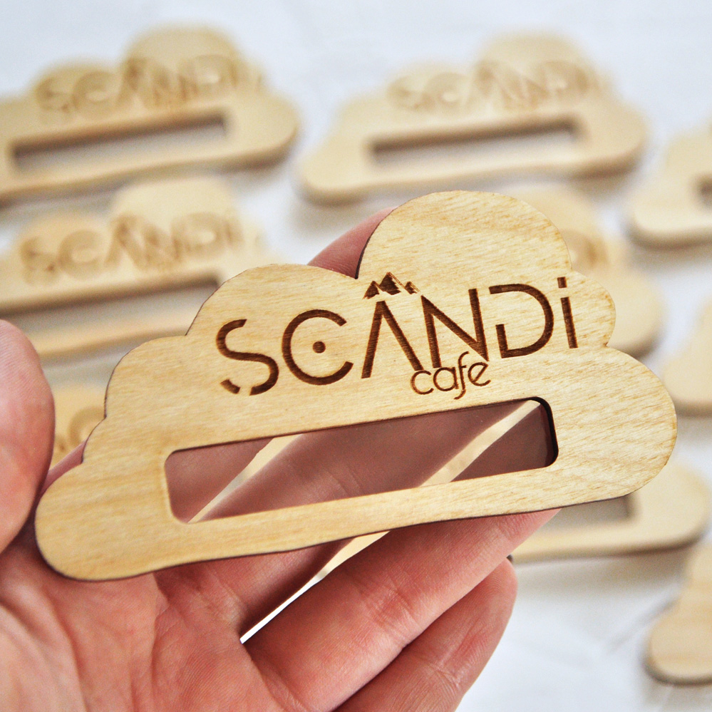 деревянный бейдж фигурный с гравировкой логотипа и окошком для имени купить или заказать с доставкой