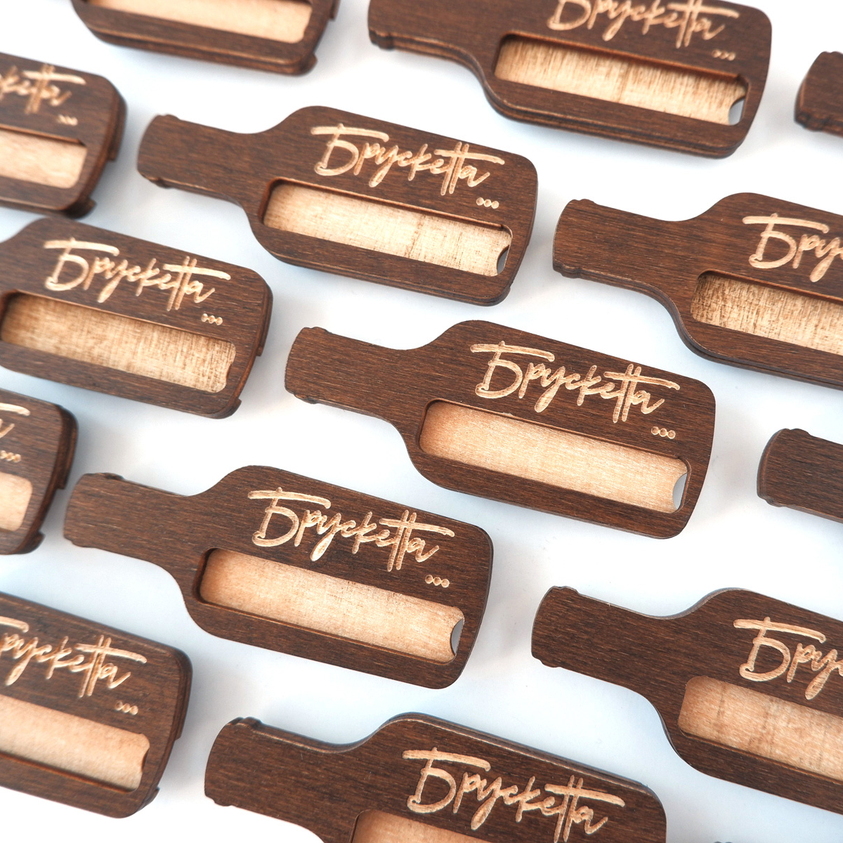 деревянный бейдж фигурный с гравировкой логотипа и окошком для имени купить или заказать с доставкой