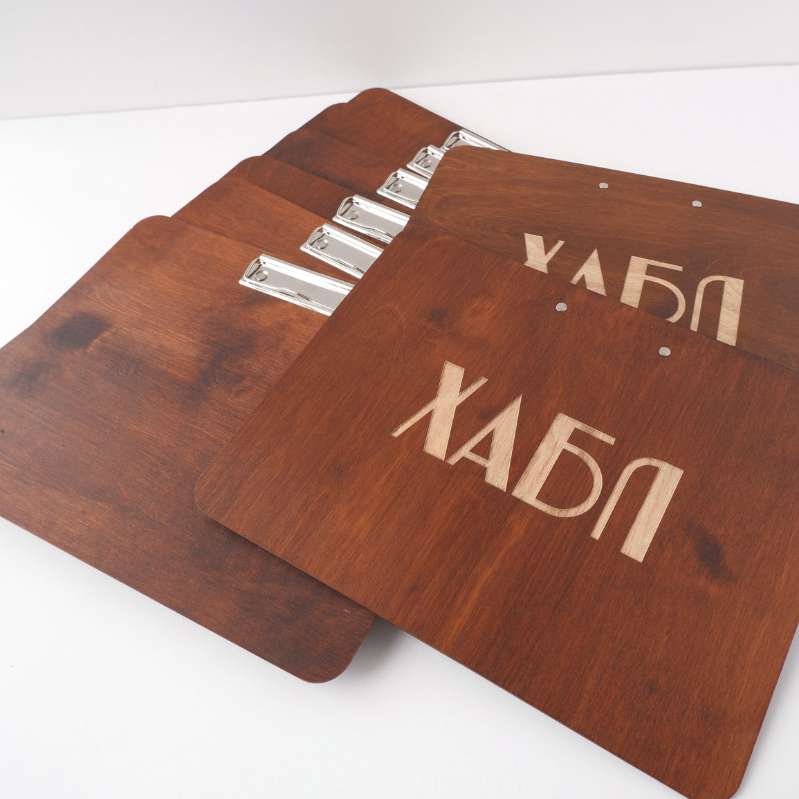 планшет для меню с зажимом деревянный с логотипом купить заказать