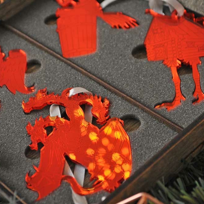 подарочный набор зеркальных красных игрушек в сказочной тематике в деревянной коробочке