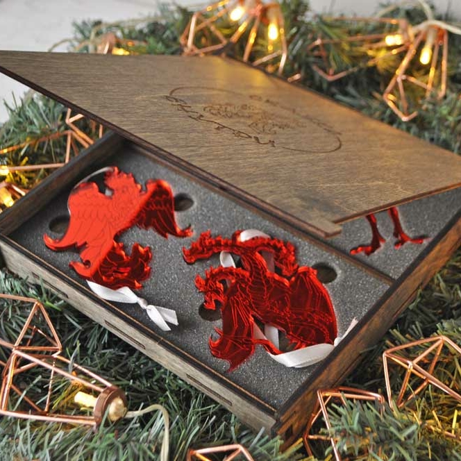 подарочный набор зеркальных красных игрушек в сказочной тематике в деревянной коробочке