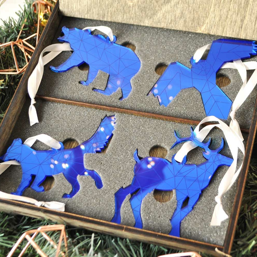 подарочный набор зеркальных синих игрушек в сибирской тематике в деревянной коробочке