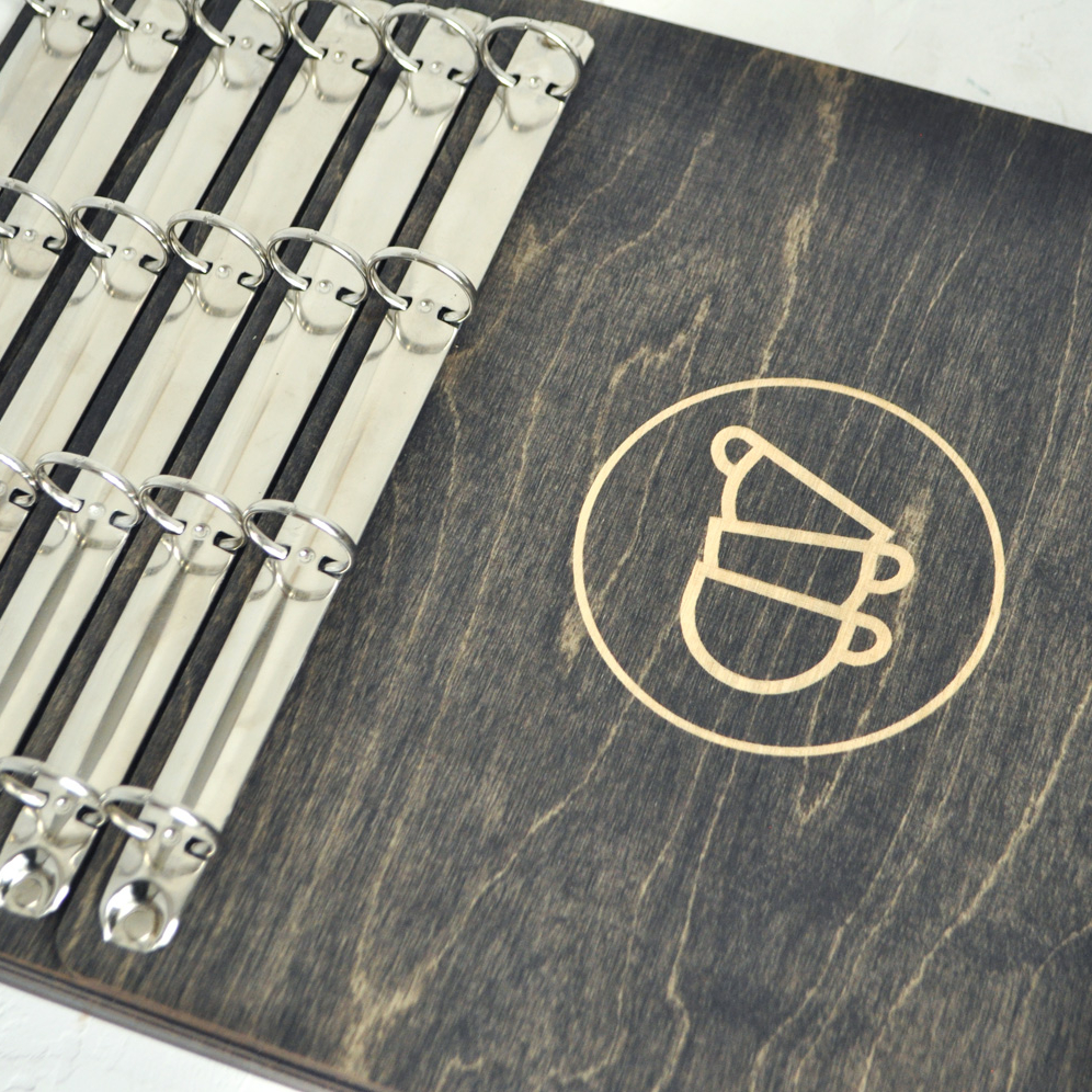 планшет А4 для меню с кольцами с гравировкой логотипа заказать