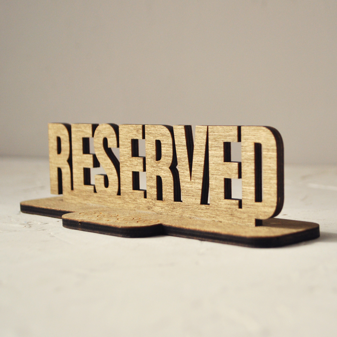 табличка резерва на стол из дерева для кафе ресторана бара паба на заказ с гравировкой логотипа