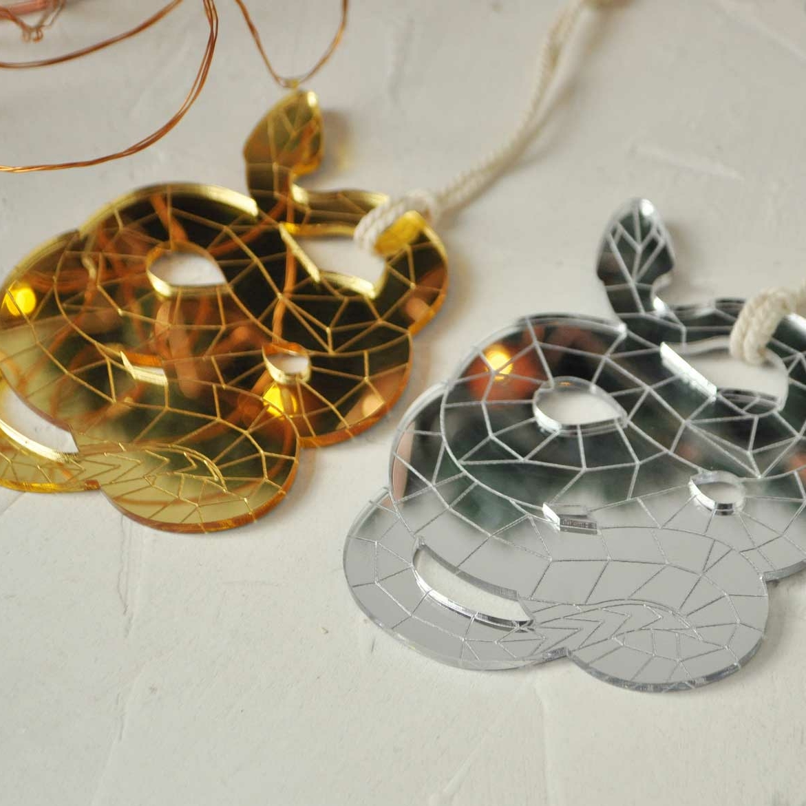 ёлочная игрушка в виде символа года 2025 змея зеркальная полигональная