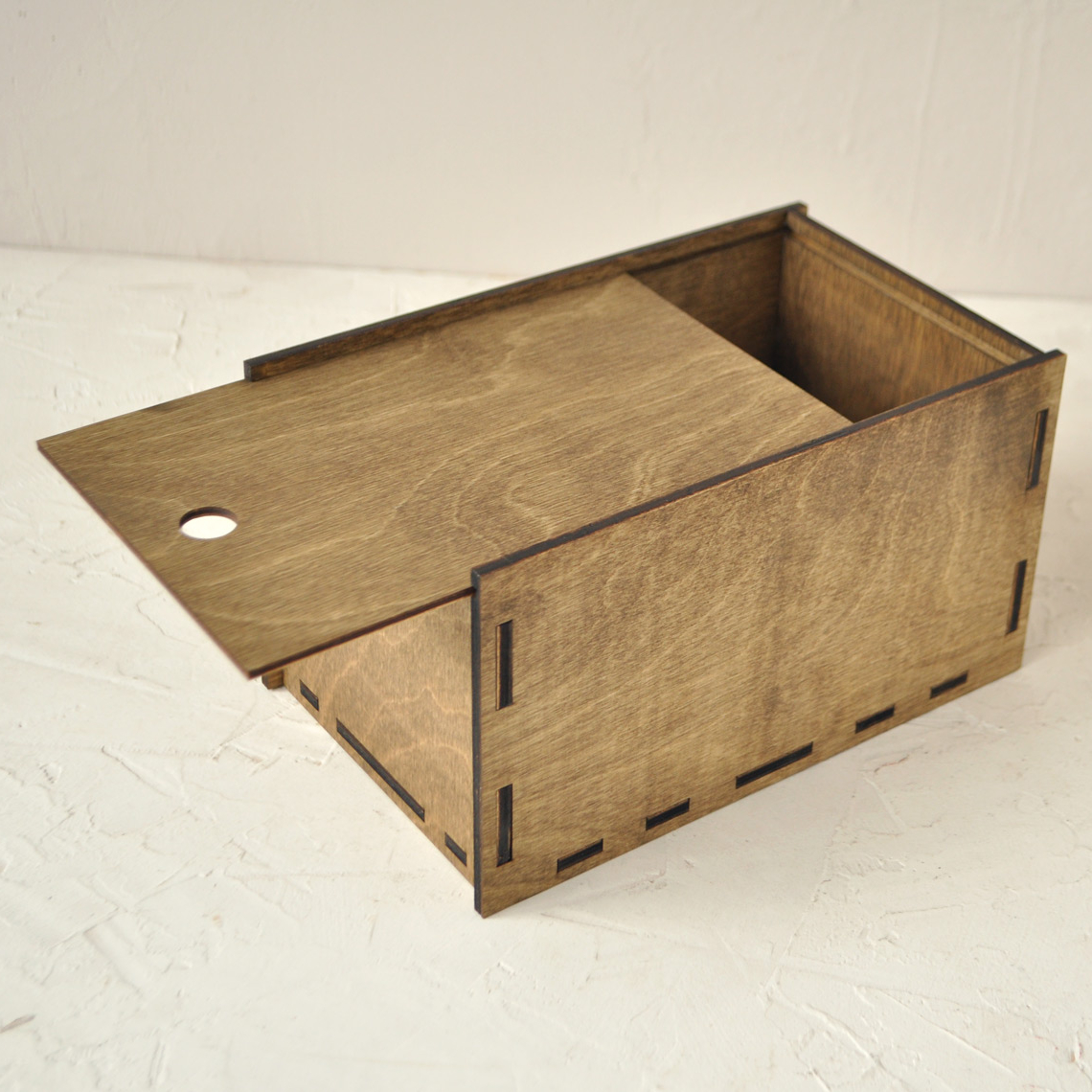 деревянная коробка с выдвижной крышкой купить заказать по своим размерам с гравировкой