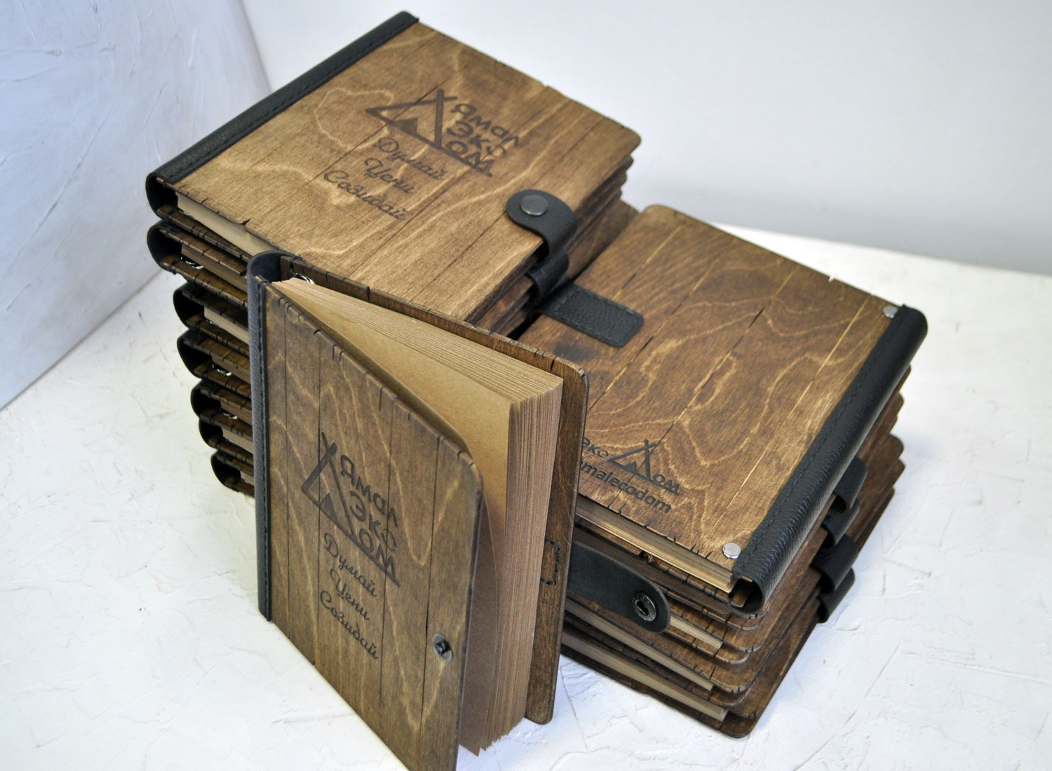 Тетрадь в деревянной обложке со сменным блоком бумаги с вашей гравировкой (минимальный тираж 5 штук)
