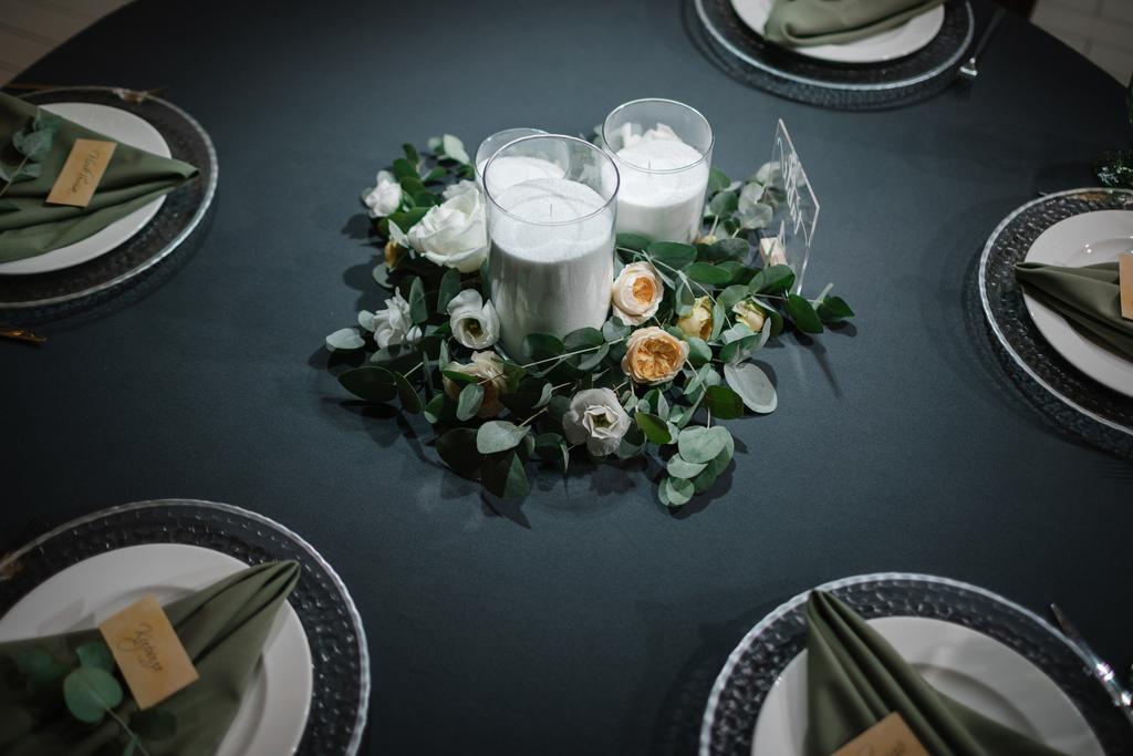 Композиция низкая "Свечи, эвкалипт и цветы"