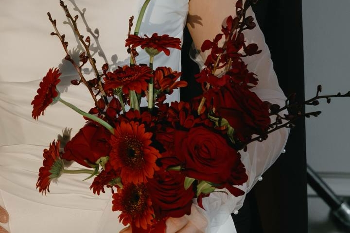 Свадебный букет "Алый цвет"