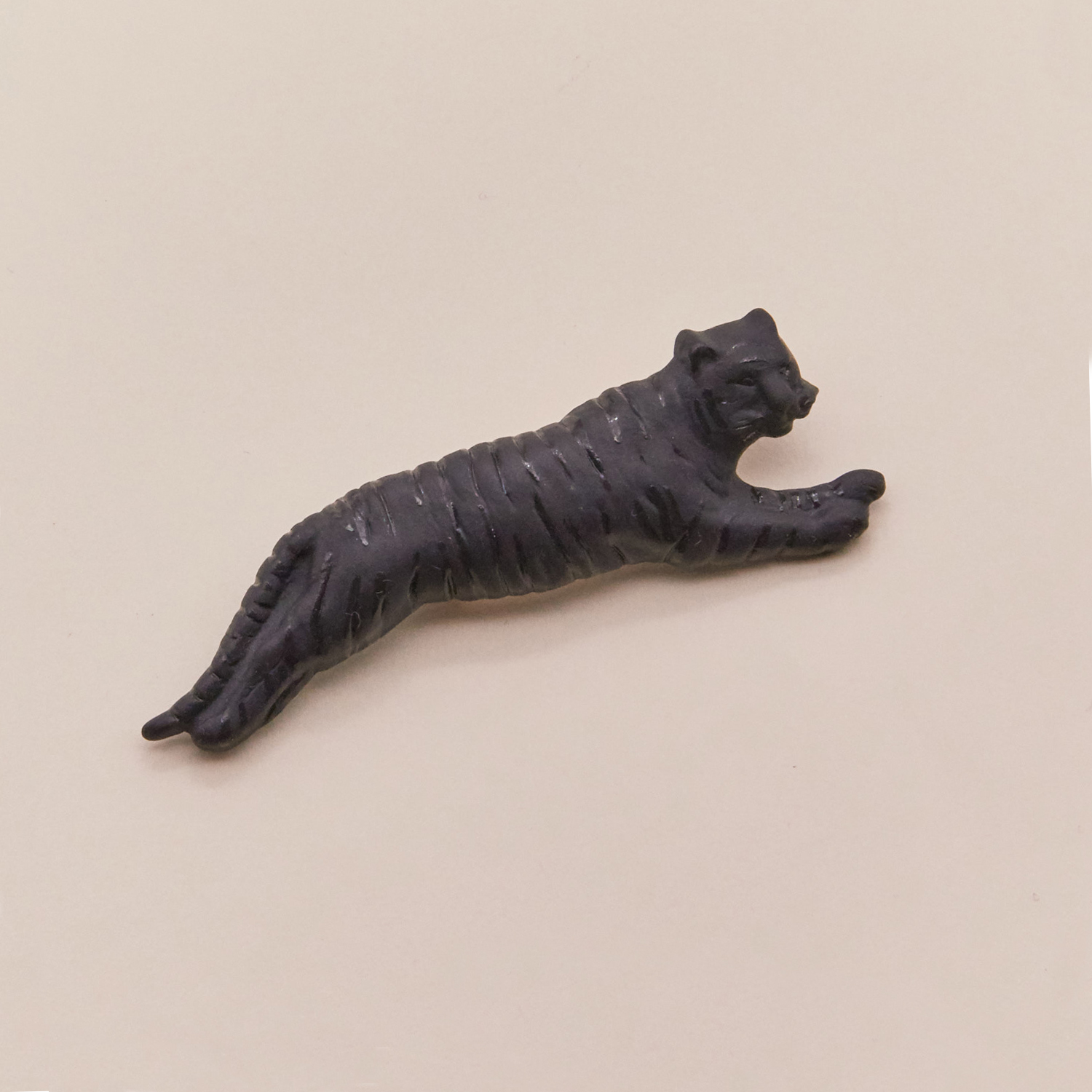 Брошь «Тигр в прыжке» черный матовый с глянцевыми полосками