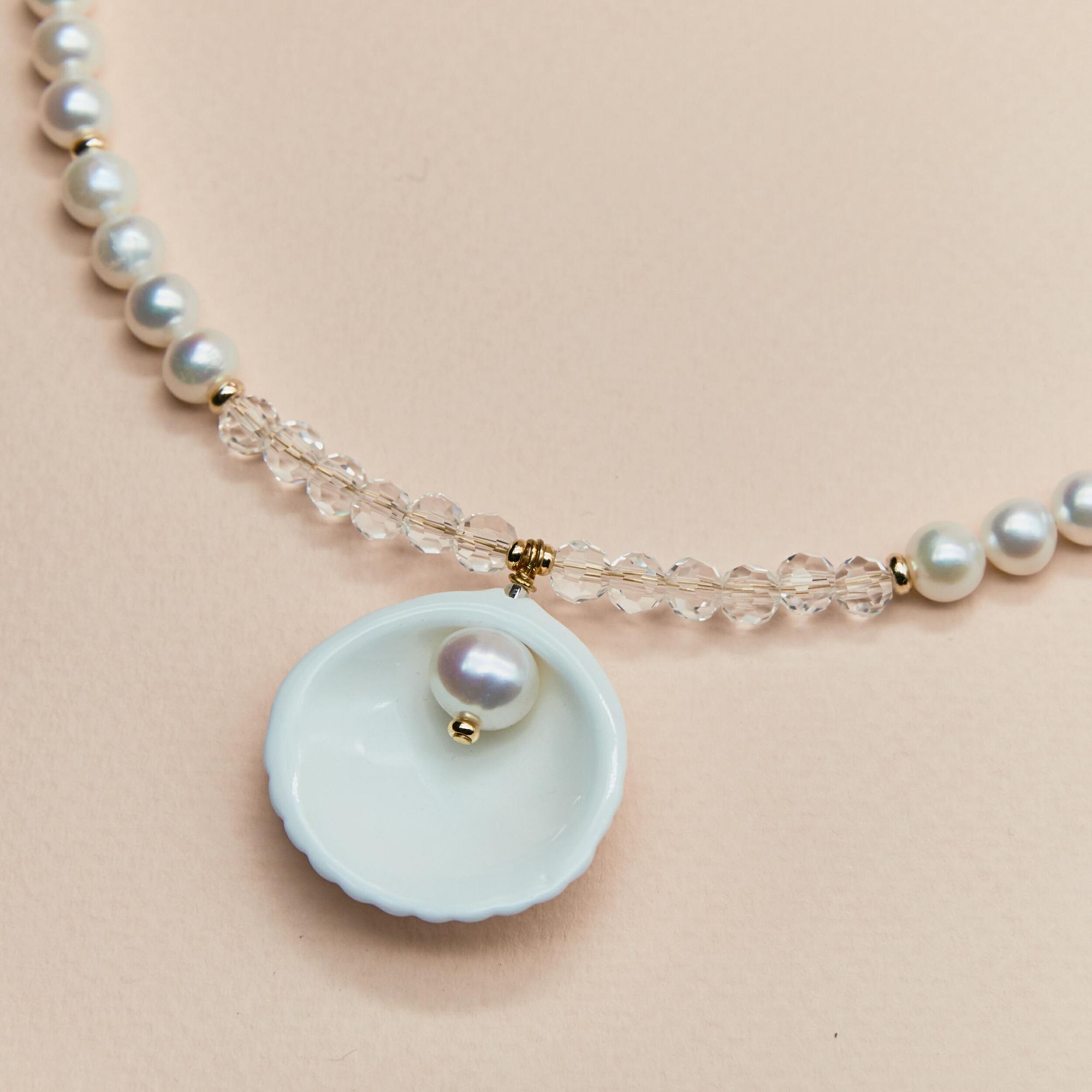 Колье ракушка с натуральным жемчугом и хрустальных стеклом