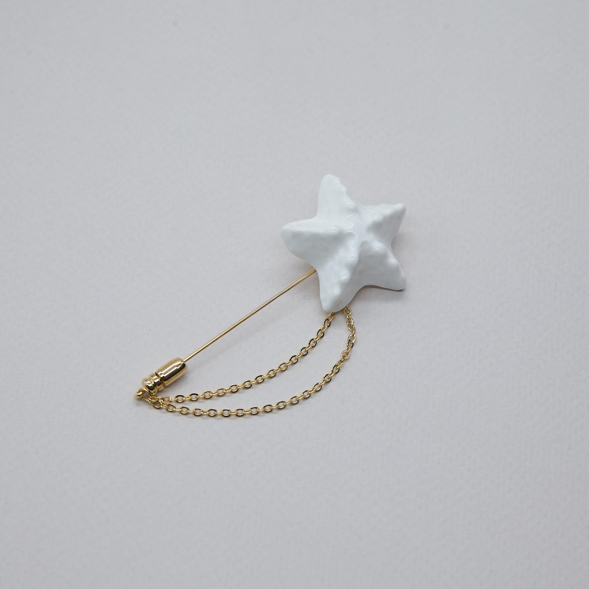 Брошь морская звезда белая на французской булавке с цепью в золоте