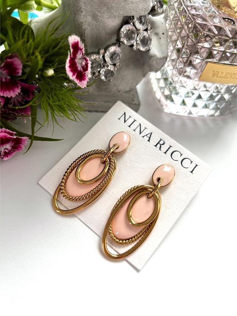 Серьги в золотом цвете с персиковой эмалью