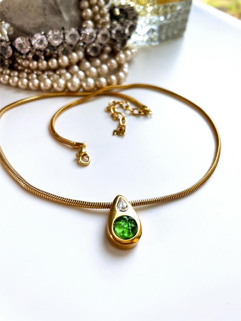 Зеленый кулон с ликом луны