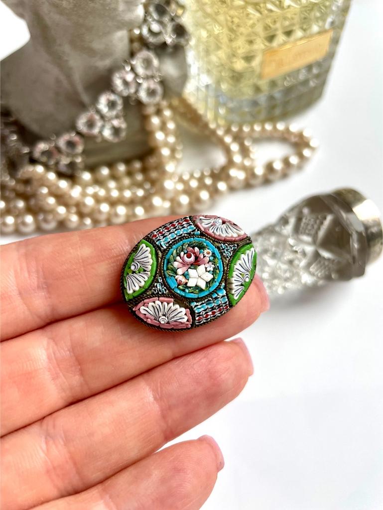 Брошь из микромозаики