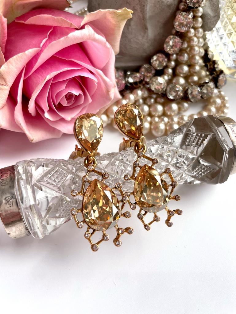 Клипсы с кристаллами цвета шампанского в обрамлении созвездий