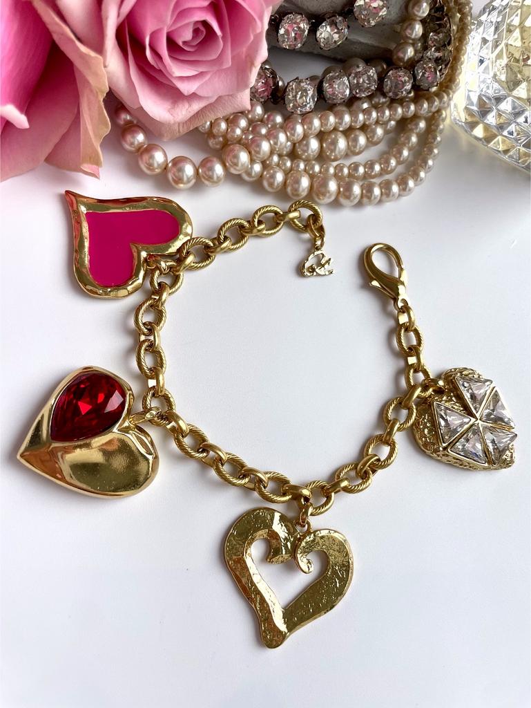 Браслет с подвесками-сердечками