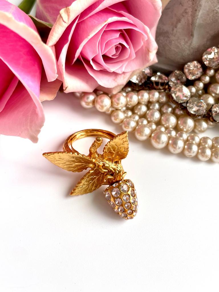 Кольцо с подвижной земляникой