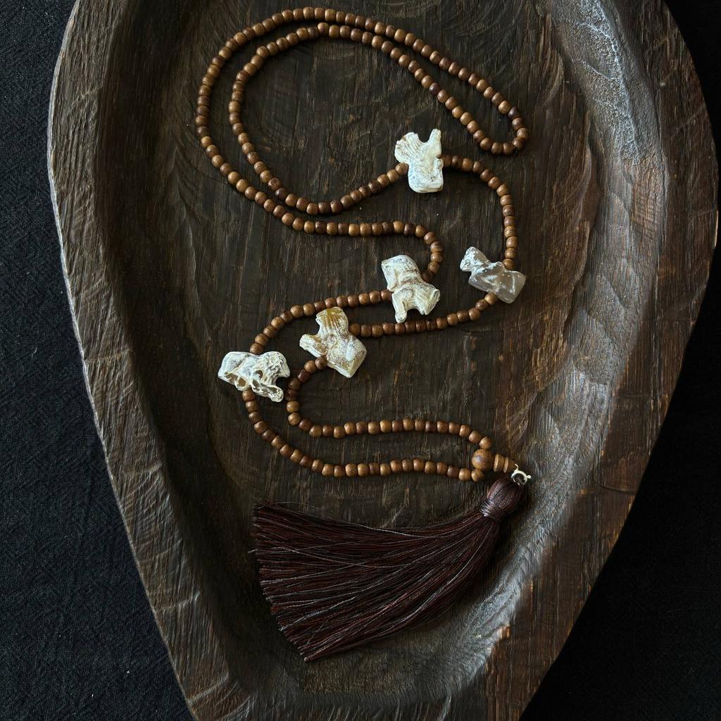 мала из сандала с резными животными из камня