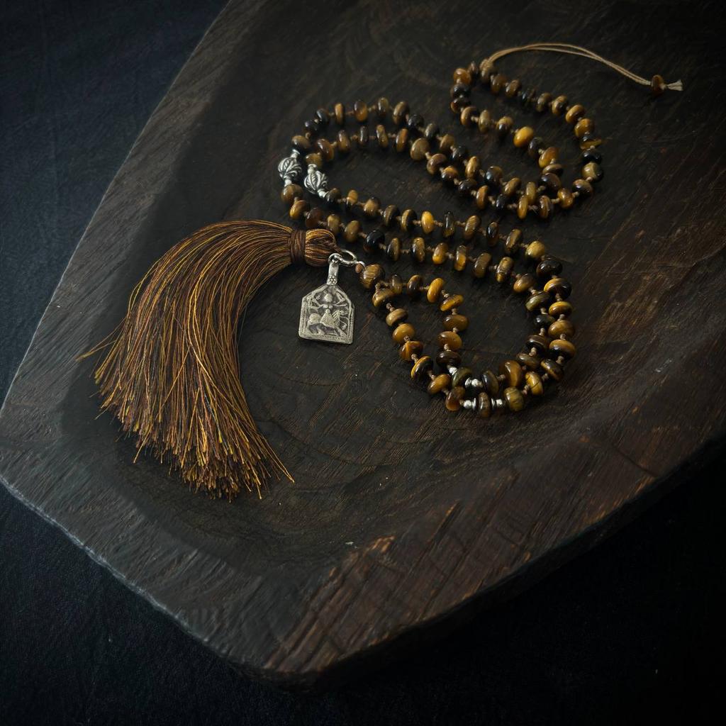 мала из тигрового глаза с Дургой