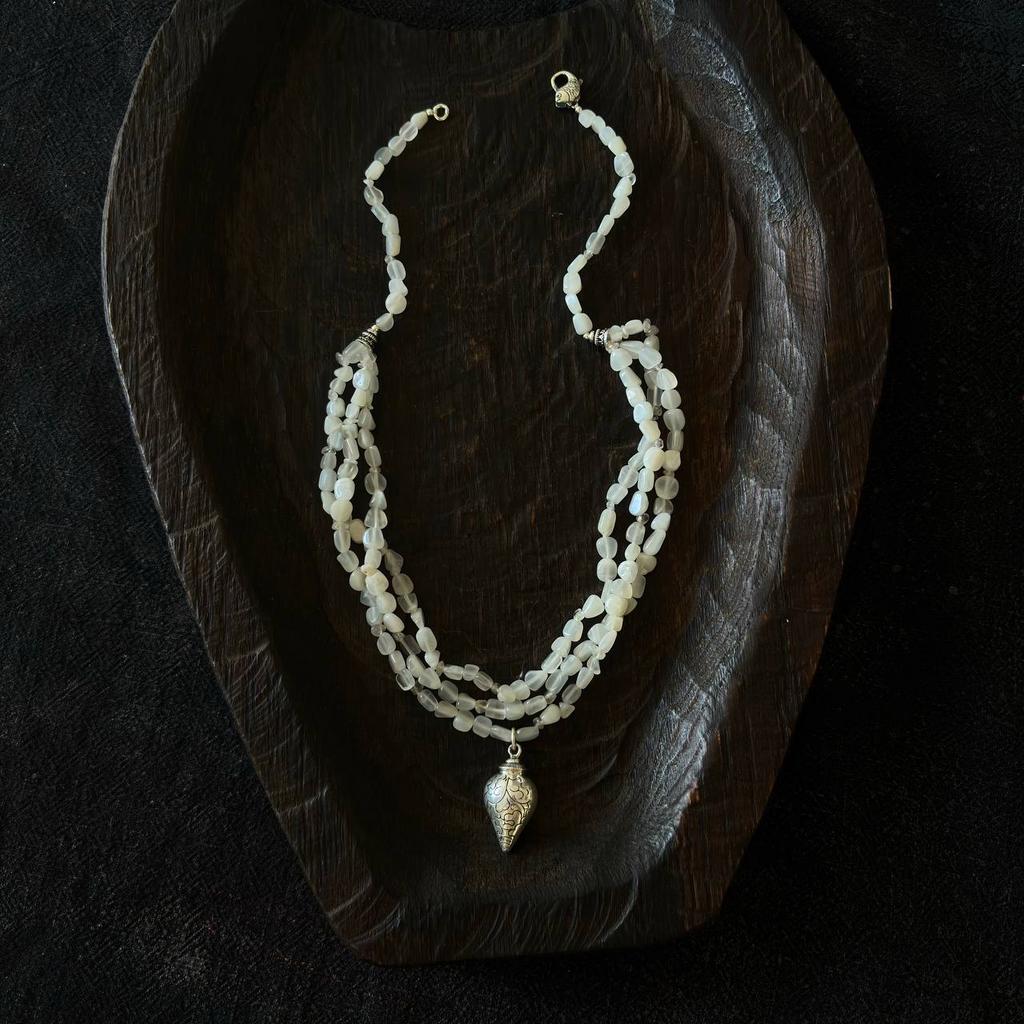 ожерелье из беломорита с кулоном в виде раковины