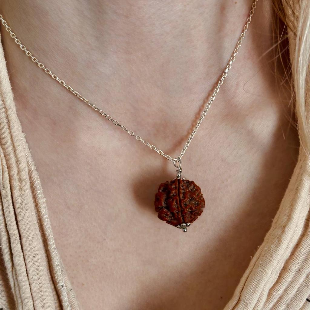 Крупная рудракша на цепочке