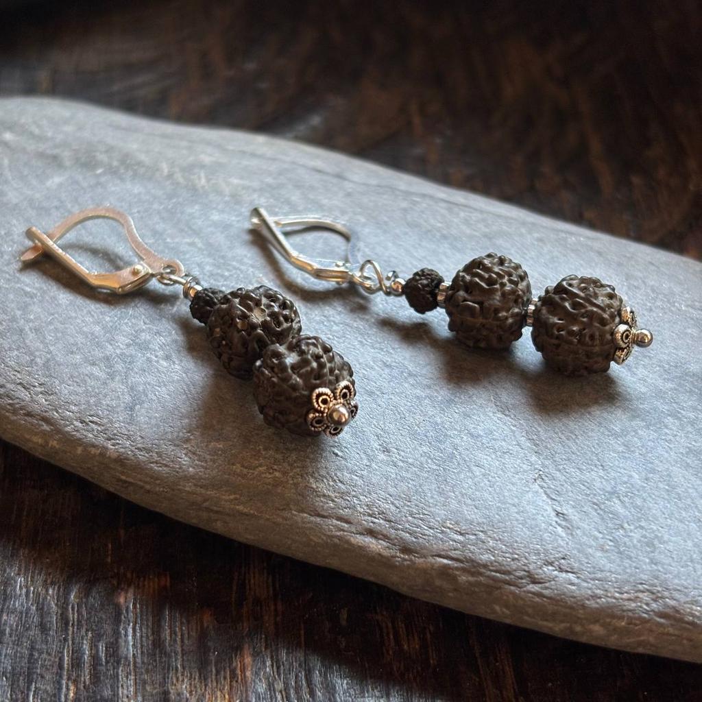 Серьги из рудракши