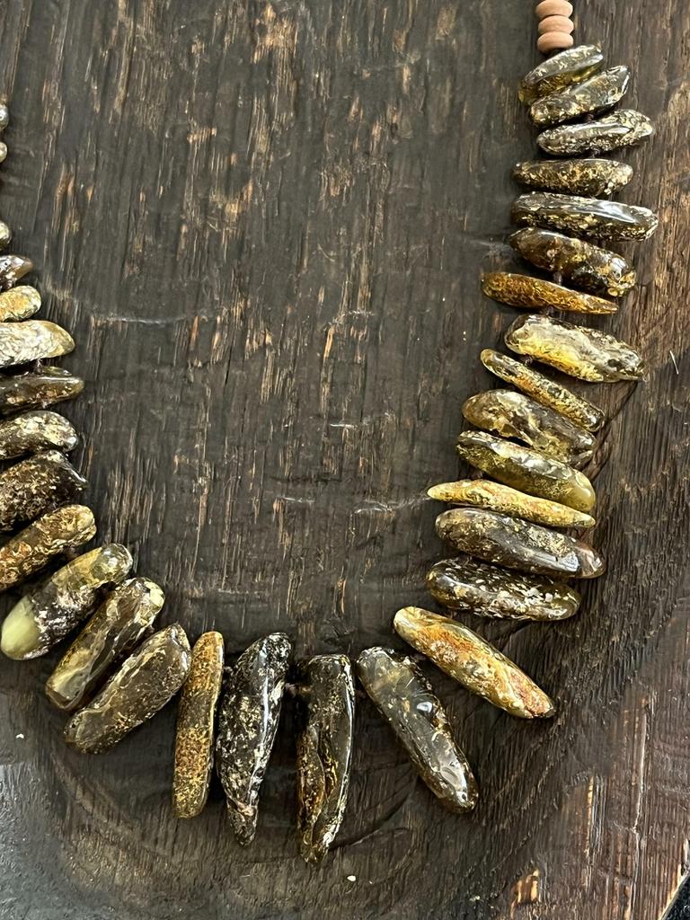 ожерелье из «клыков» торфяного янтаря