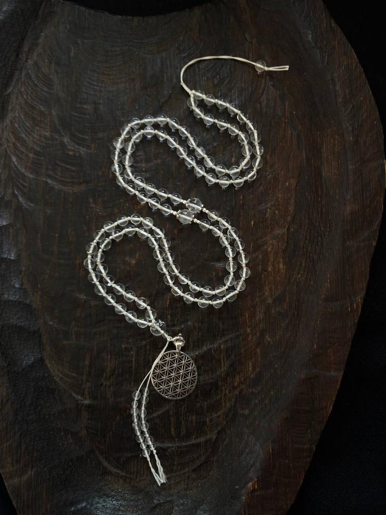 мала из горного хрусталя с кулоном с цветком жизни