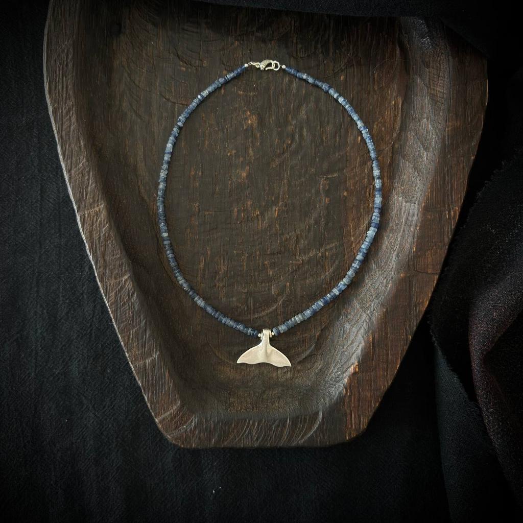 ожерелье из кианита с кулоном в виде хвоста