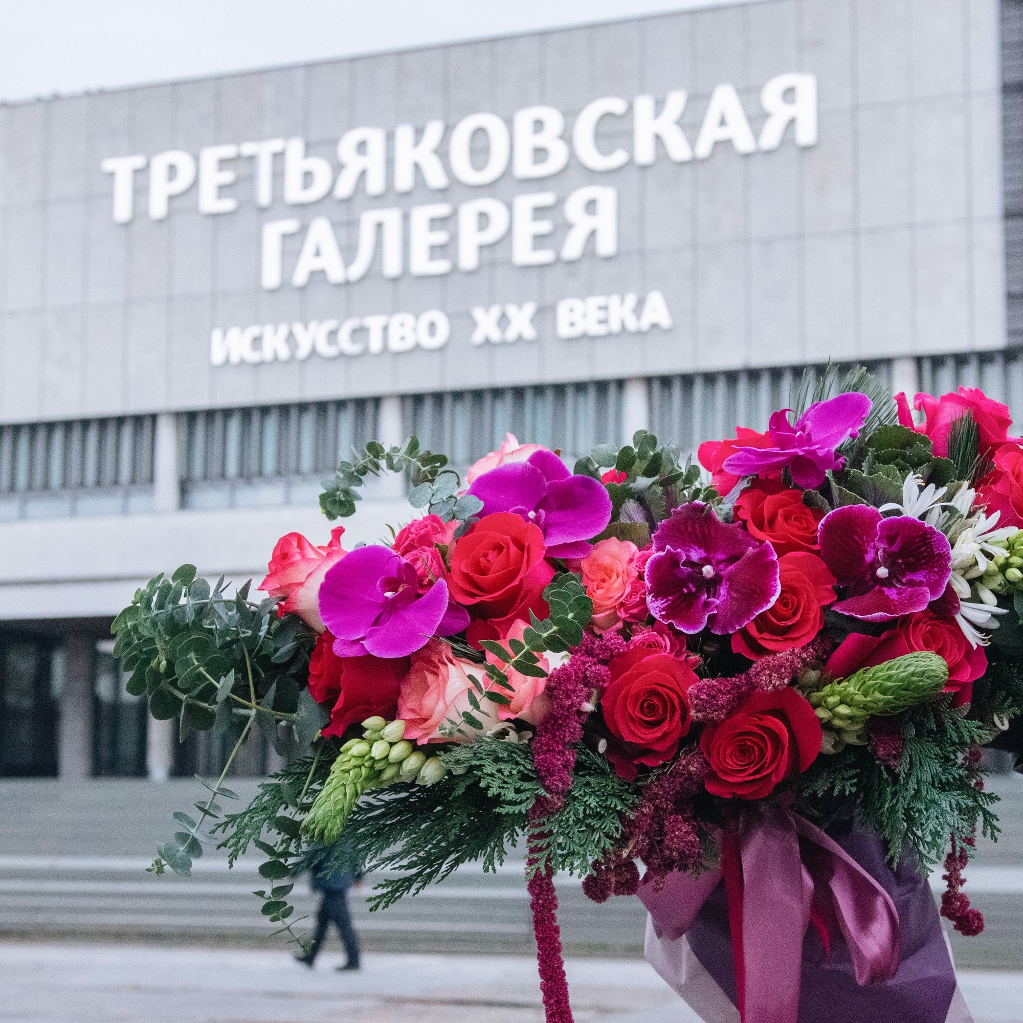 Авторский букет с розой, орхидеей и хвойной зеленью 0299