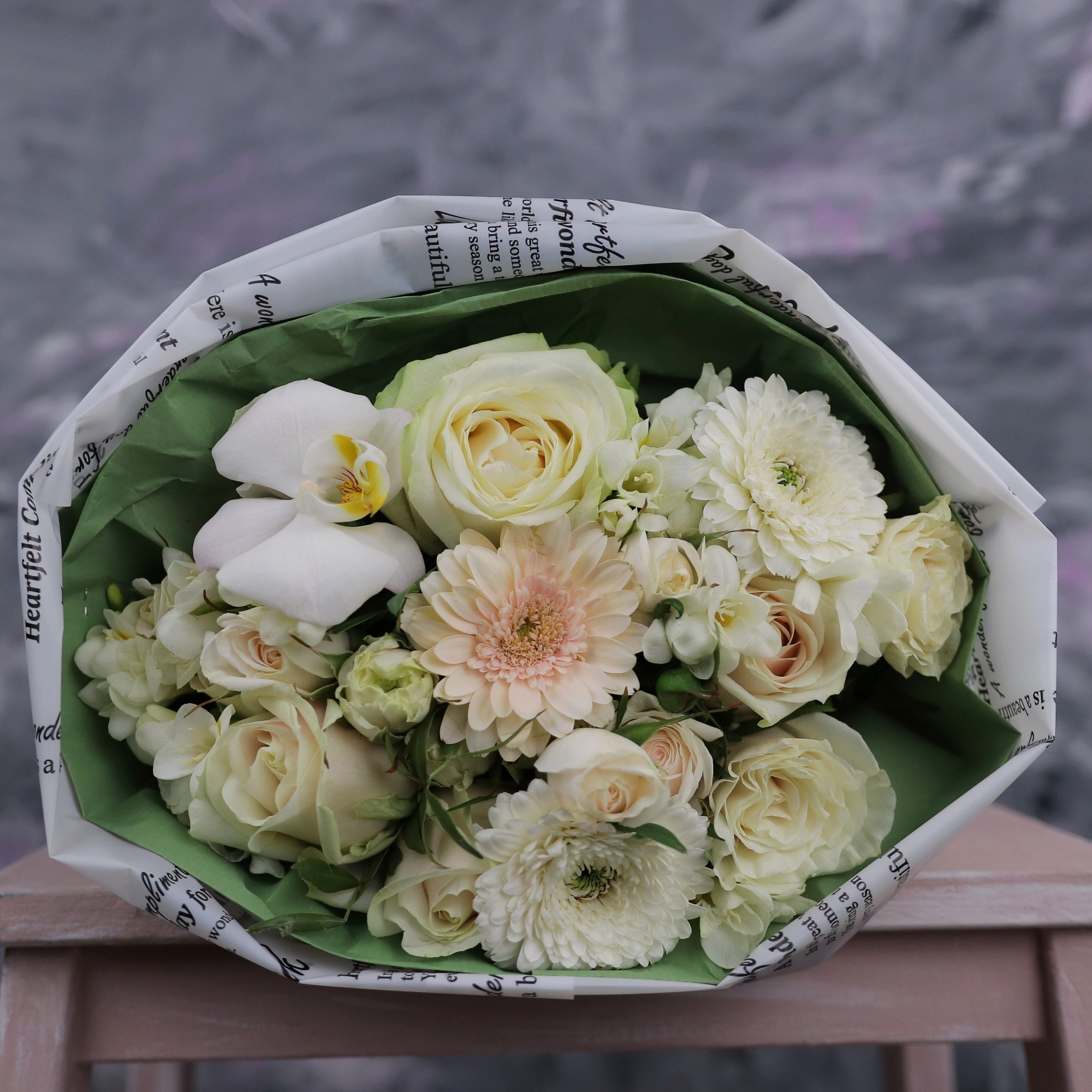 Букет с герберами и розами в бело-зеленой гамме 0354