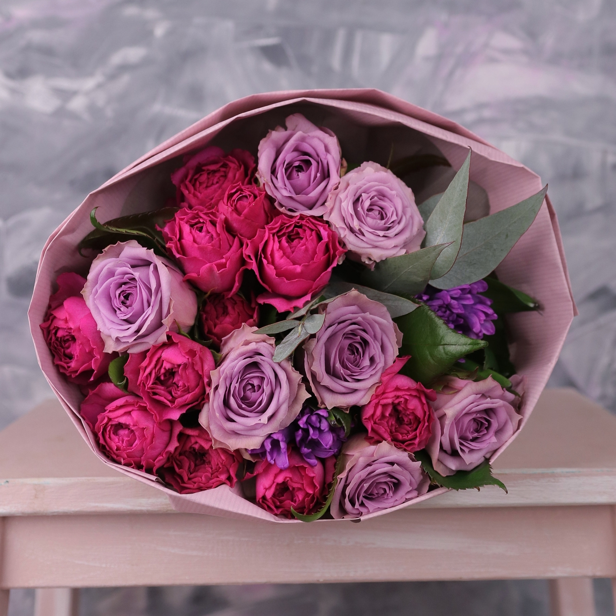 Букет с розами в сиренево-розовой гамме 0357