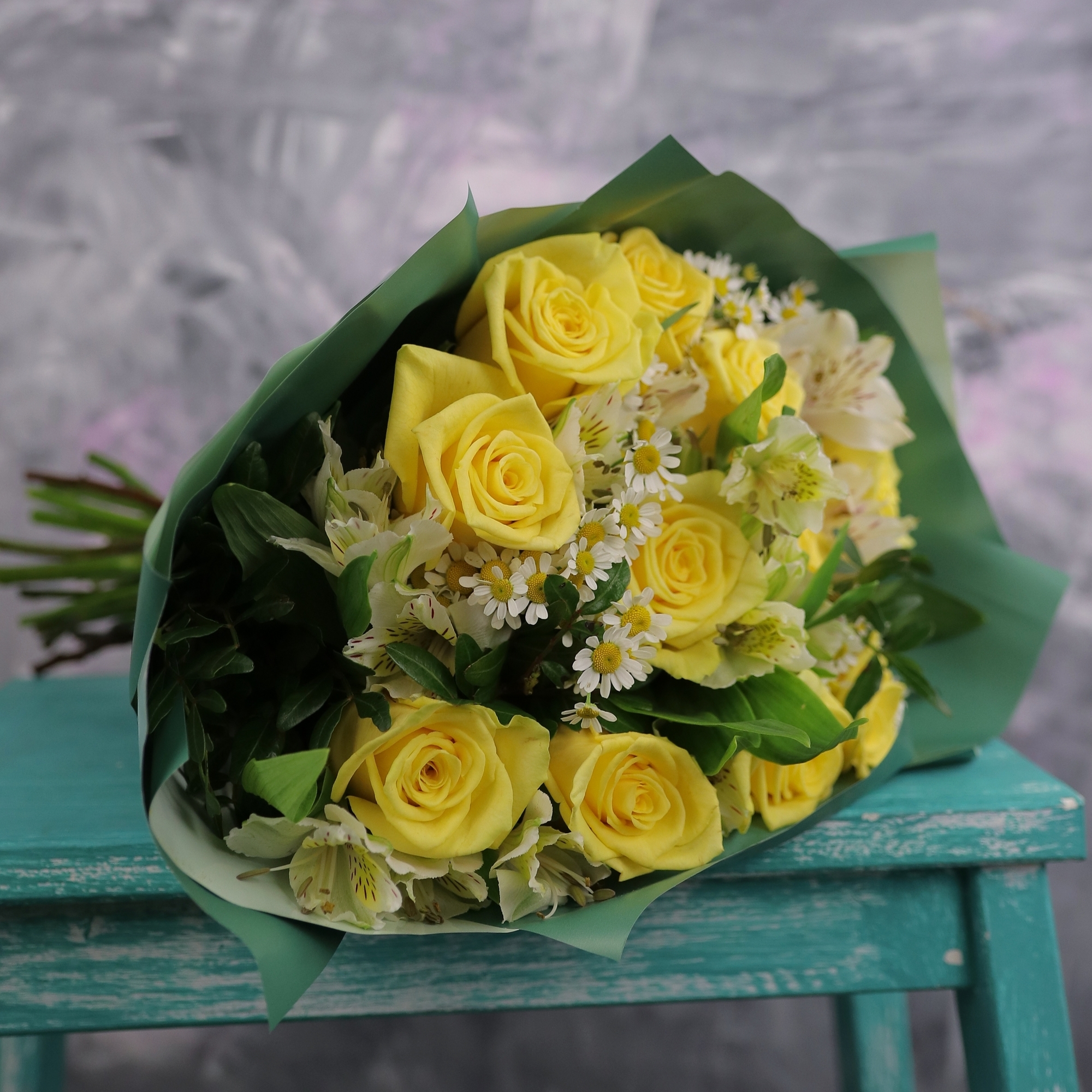 Букет с розами танацетумом (ромашками) в желто-зеленой гамме 0361