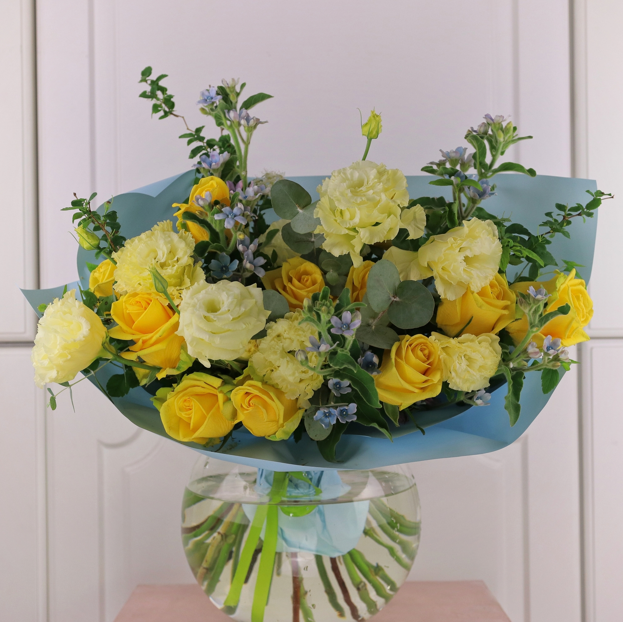 Букет с розами в желто-голубой гамме 0368