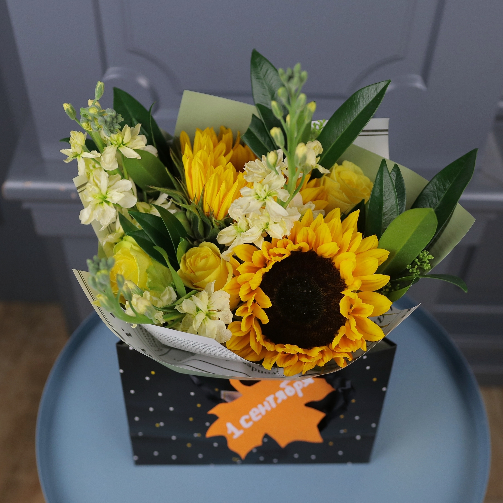 Букет с подсолнухами в подарочном пакете 0377