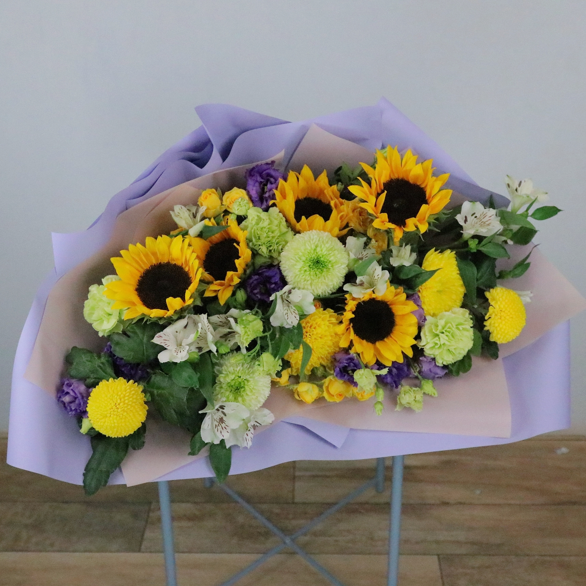 Букет с подсолнухами и эустомой